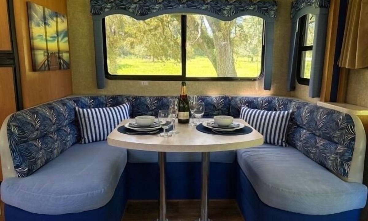 LaBelle House | RV Getaway + lots of outdoor space under the oaks & evening around the fire pit