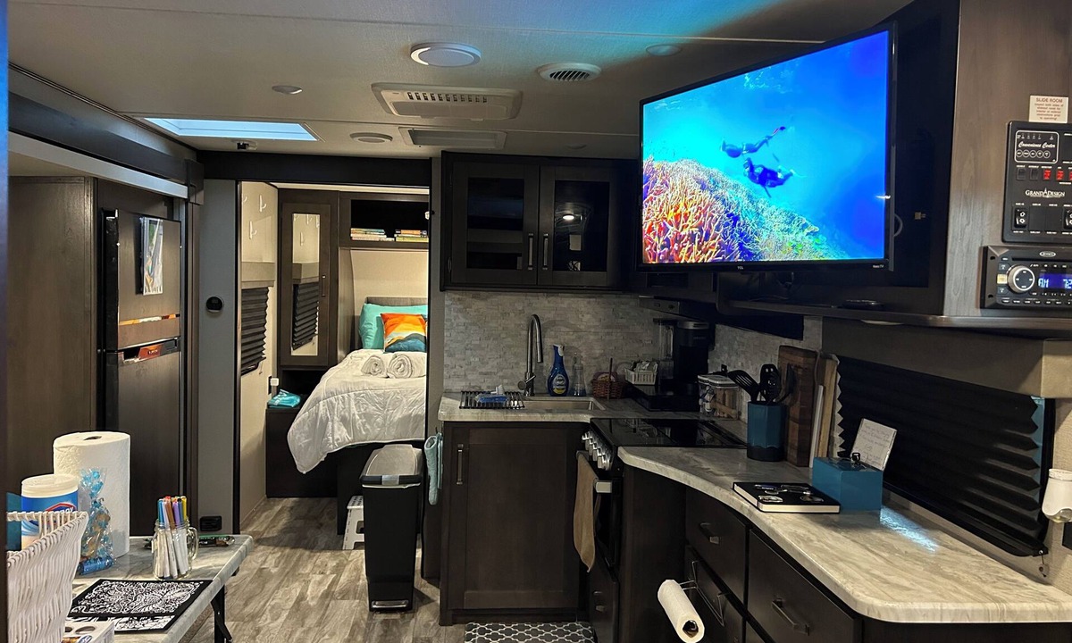 Tropic House | RV in Art District and Close to the BEACH! Pool & Hot-Tub & Fenced/Pet-Friendly!