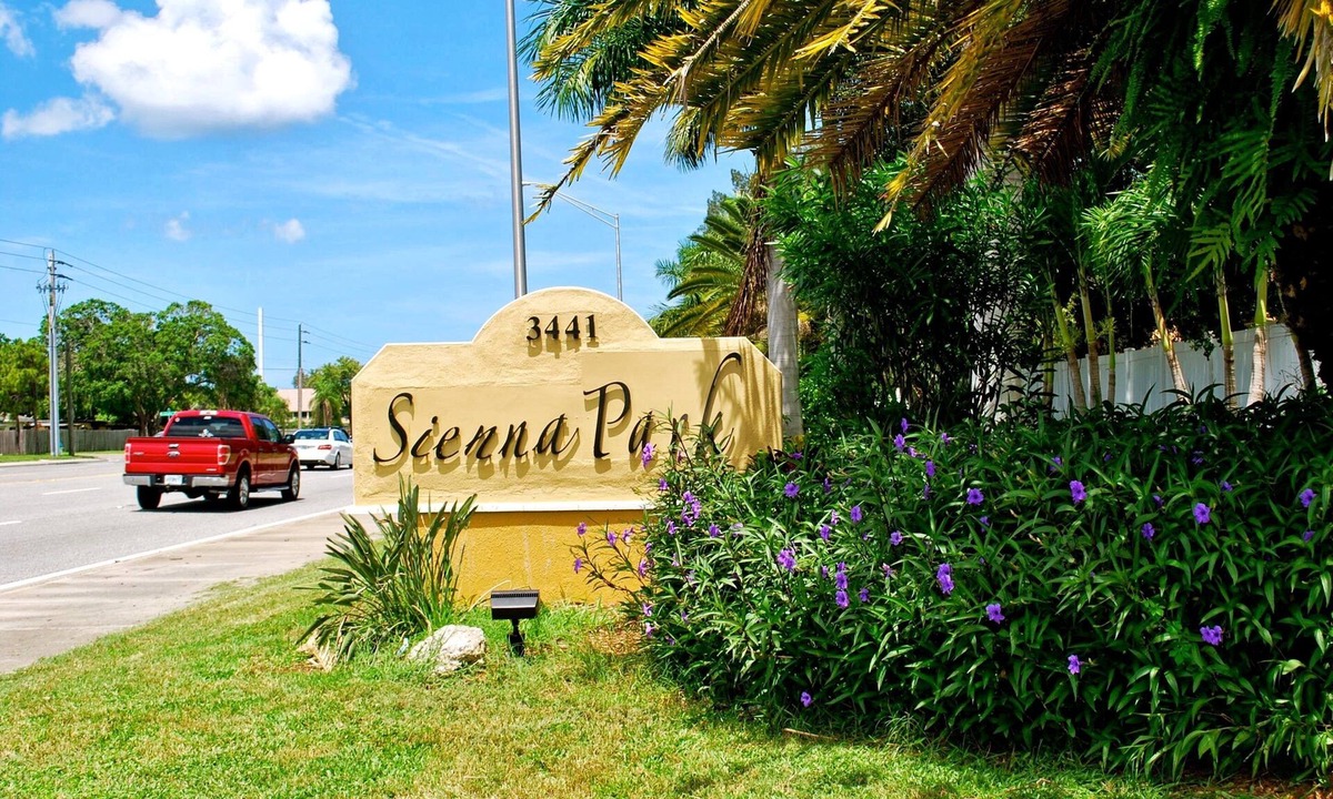 Gulf Gate Estates Condo | s!Great VALUE!Heated Pool!SUMMER SEASON SPECIAL, CLOSE TO SIESTA KEY, Free WiFi!