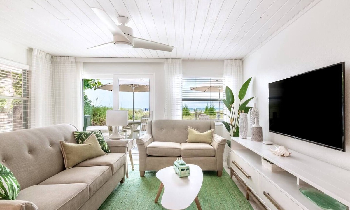 Holmes Beach Cottage | Sailfish Gulf Suites #1, Beachfront, Steps to the Sand