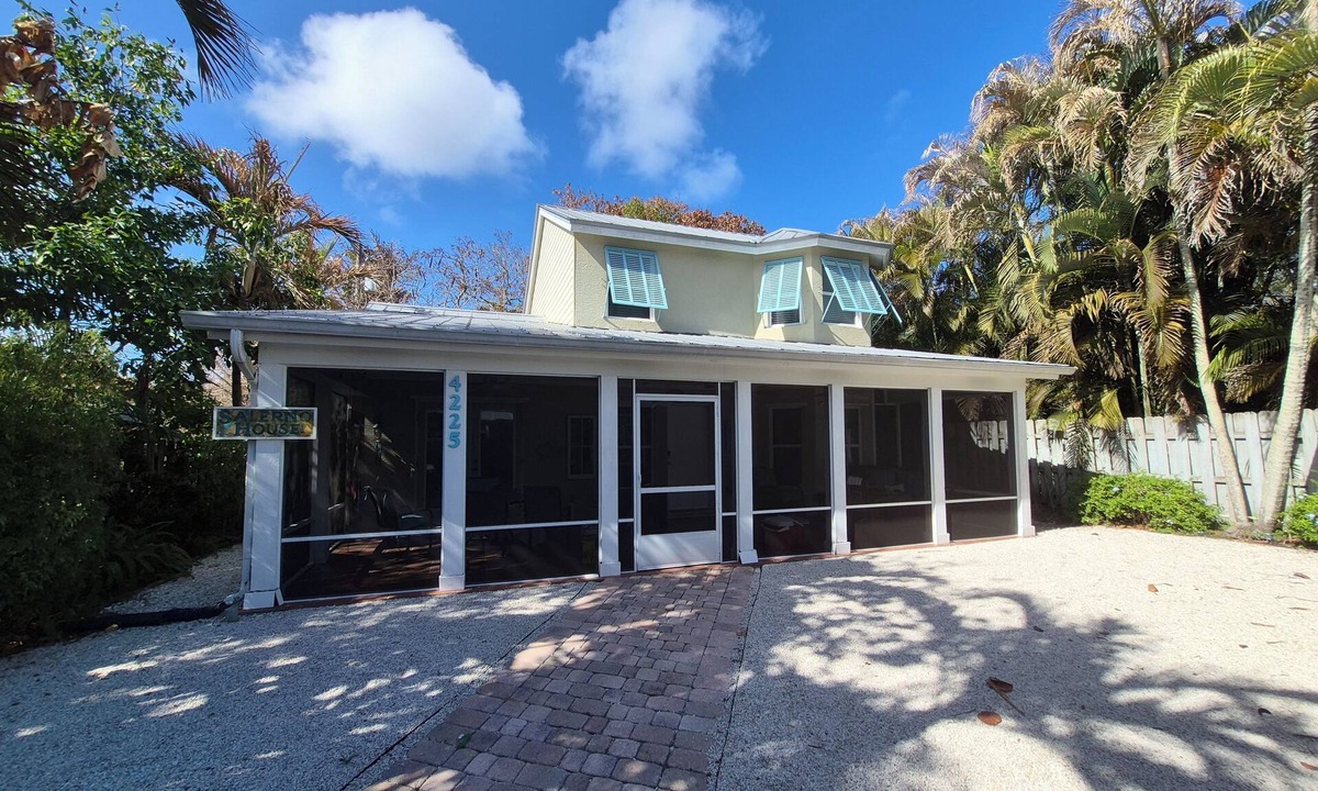 Stuart House | Salerno House - 2/2 walk to 5+ restaurants & the waterfront.