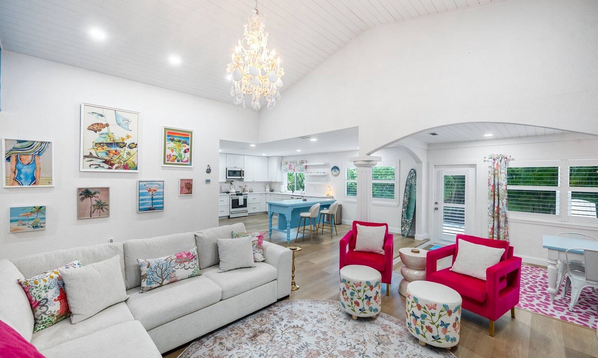 Jensen Beach House | Salt & Sand on Catamaran - Walk to River & Beach - Near Beach & Downtown