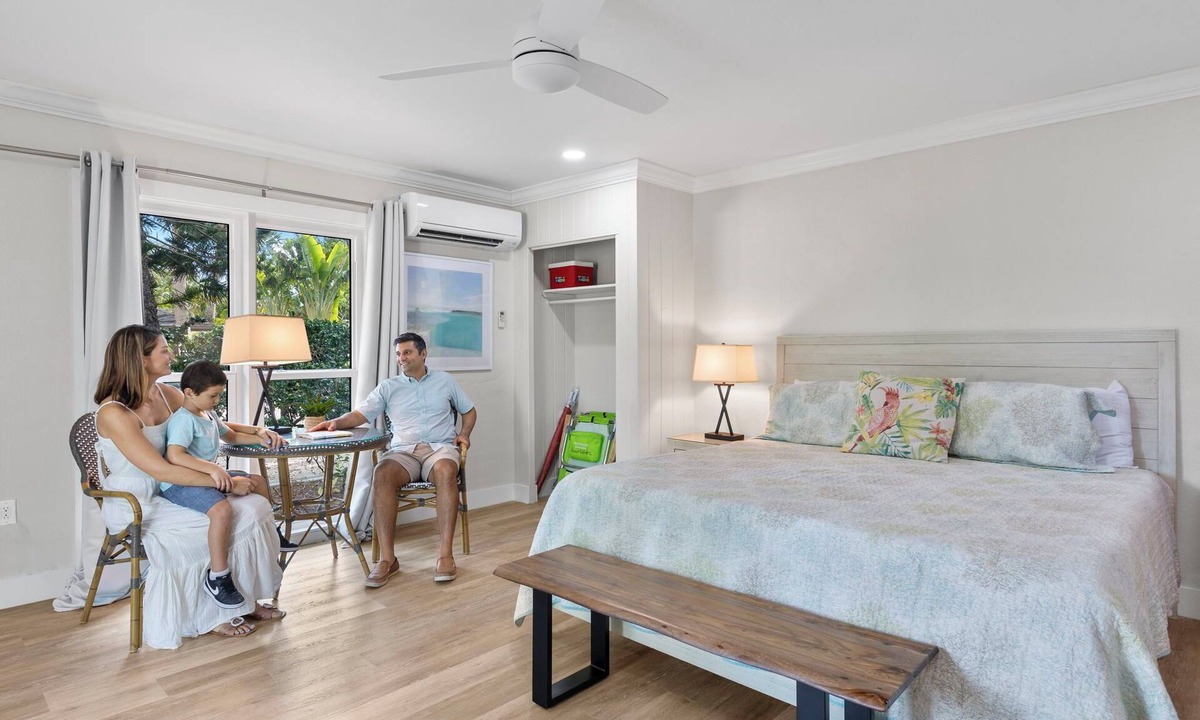 Sanibel Cottage | Sanibel-Style on the East End! Walk to restaurants and the lighthouse. NEW!