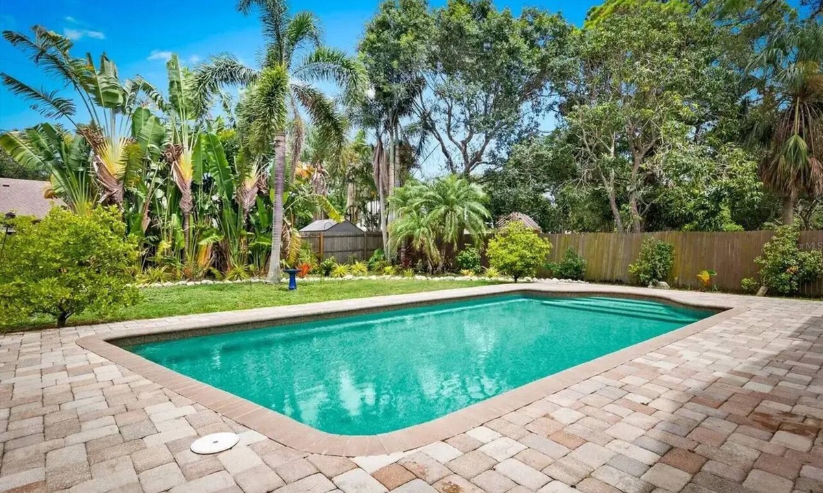Flora Villa House | Sarasota Gem Private Heated Pool Minutes to Siesta and Lido Beaches Family-Ready
