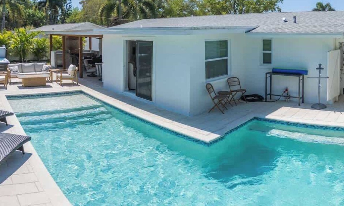 Gulf Gate Estates House | Sarasota Pool Home| Hot-tub| 2-miles to Siesta