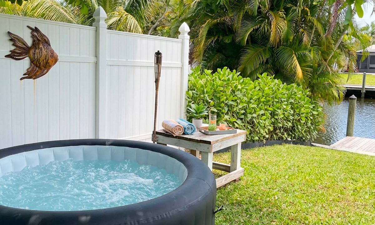 Stuart House | SEADREAM WITH LITE BREAKFAST, HOT TUBE, AND CANAL VIEW