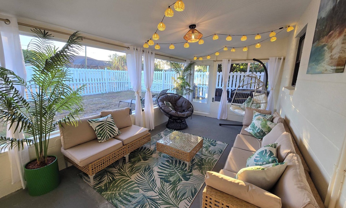 Sebring House | SEBRING OASIS-PRIME LOCATION-MINS TO DINING,SHOPPING,HOSPITAL 12 MILES TO TRACK