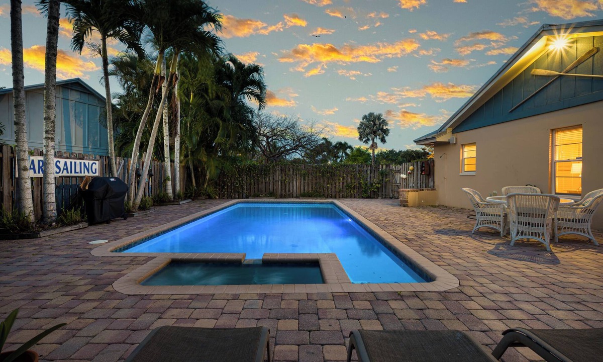 Jupiter House | Secluded 3BR Oasis w/Pool on the River w/Kayaks