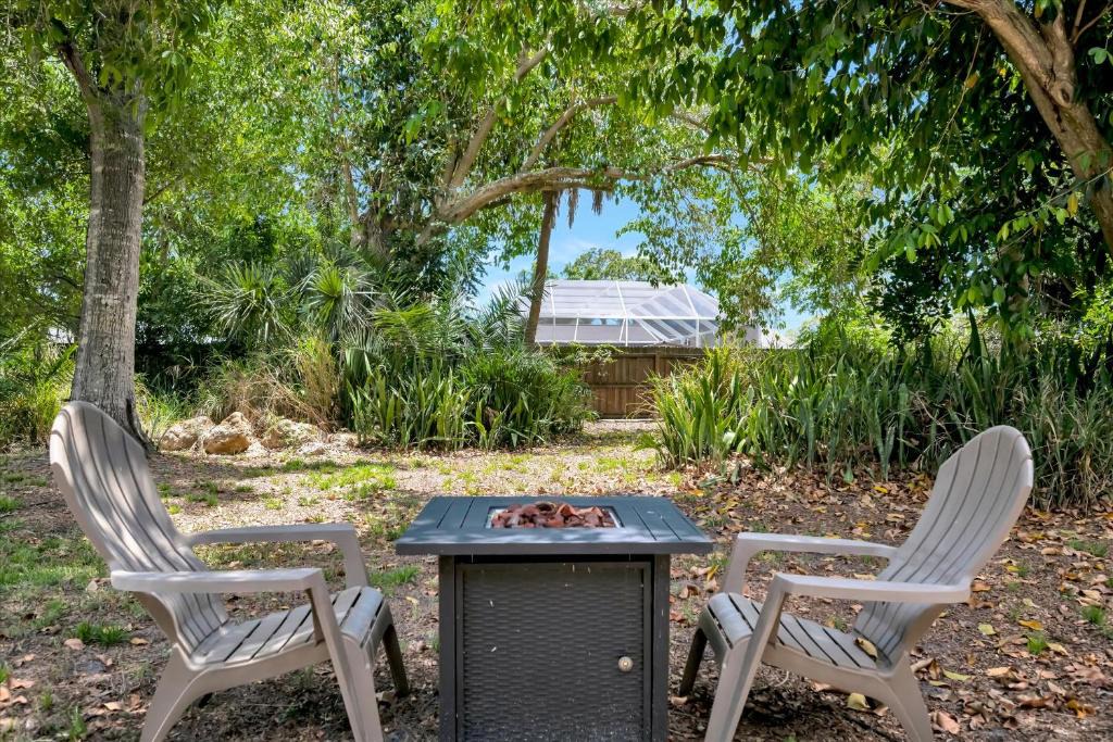 Sarasota Apartment | Secluded Cottage - Private BBQ Deck & Firepit