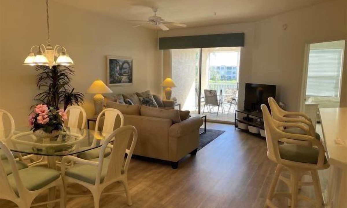 Tropical Cove Condo | Secluded Flower at Lexington CC Lake Village