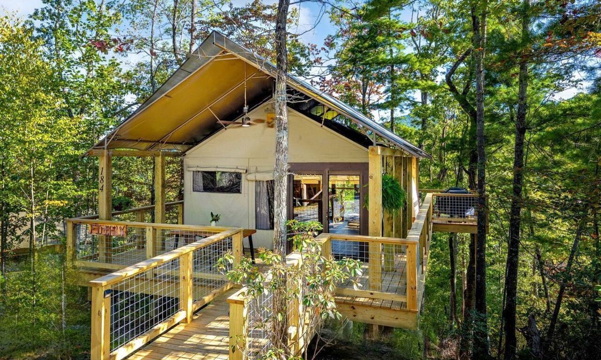 Zirconia Cabin | Secluded Glamping Tree Tent with Outdoor Soaking Tub & Private Pizza Oven Near Waterfalls, Zirconia, NC