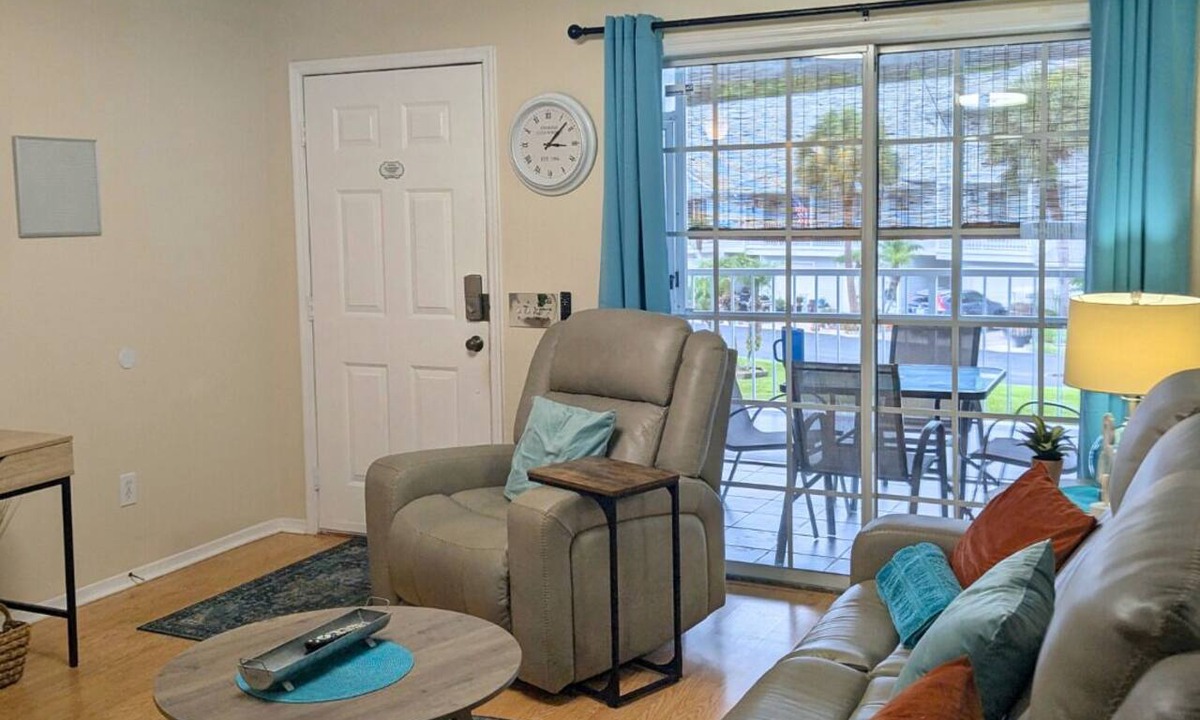 Lutz Condo | Secrets Under the Palms - Luxury 1BR King Condo, Pond View Lanai