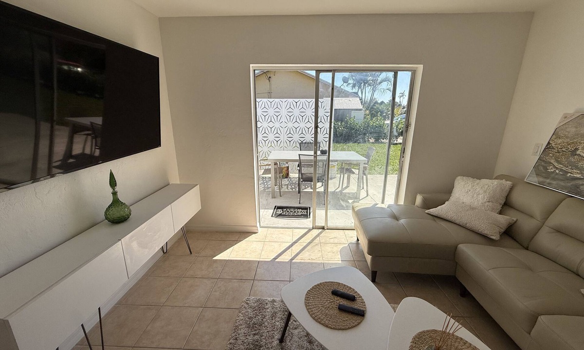 Golden Gate Villa | Semi-Attached House in Naples w/Huge Yard and Corner Lot