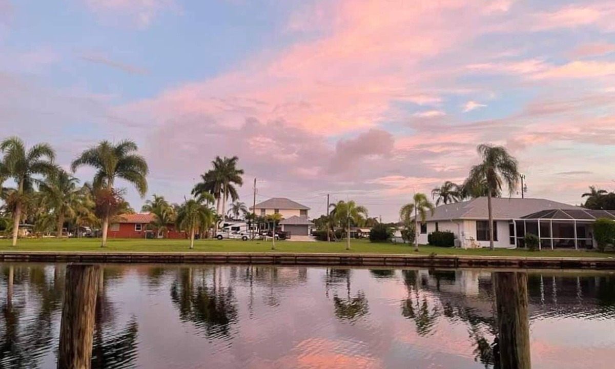 Fort Myers House | Serene vacation home, with gorgeous sunsets and sunrise.