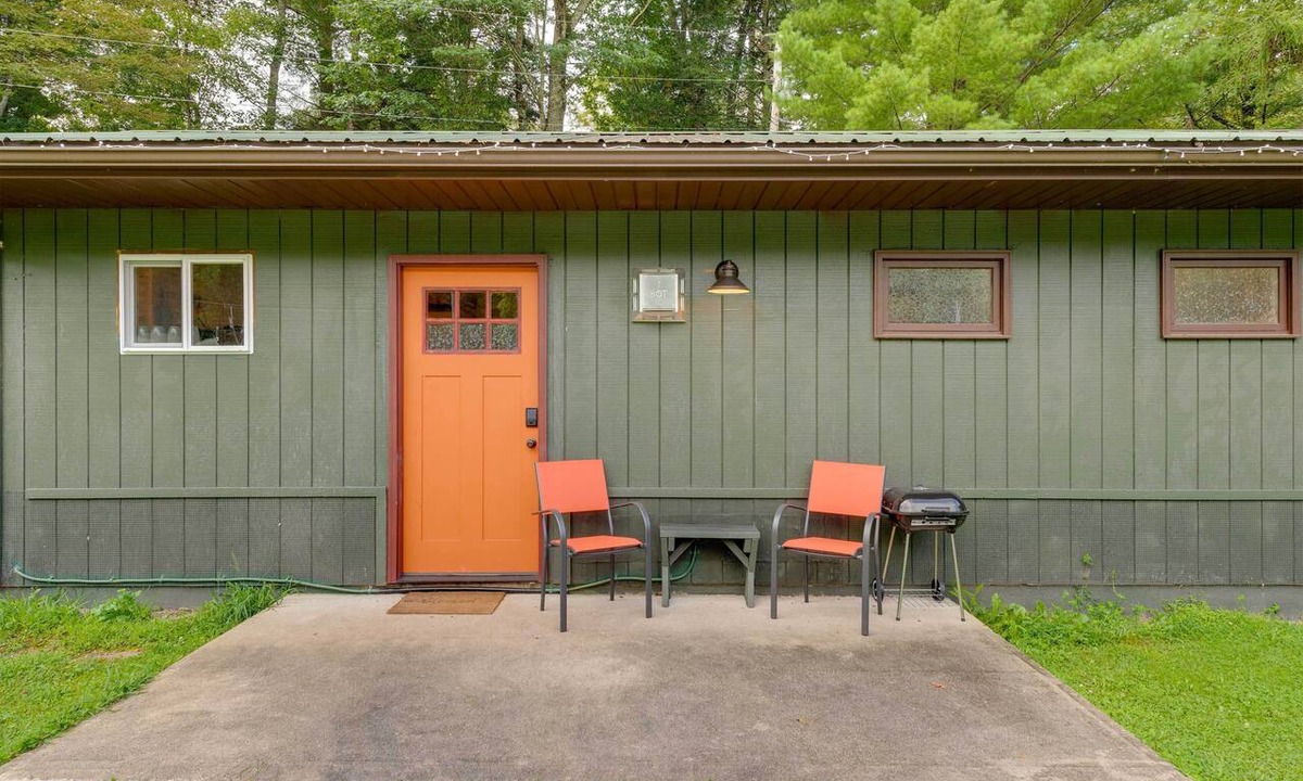 Hillsgrove Cabin | Shared Perks: Deluxe Cabin B at Elk Creek Escape!