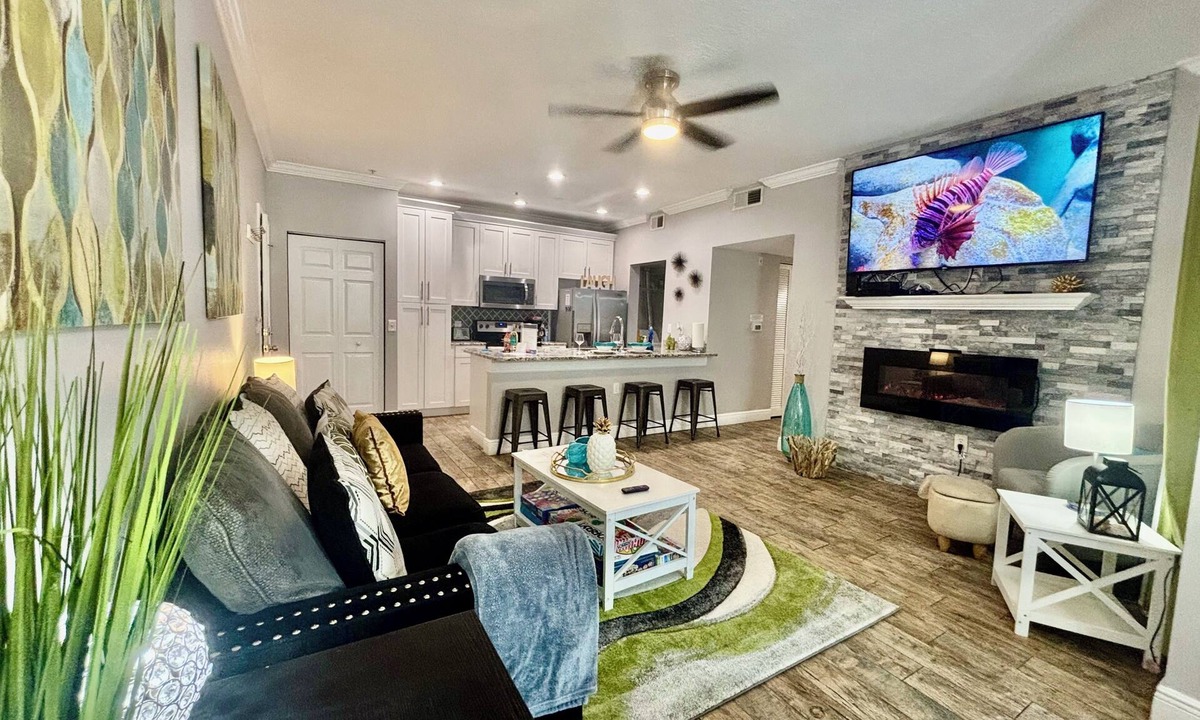 Seminole Condo | SHEEK & GLAM VACATION BEACH CONDO! HEATED POOL,GYM, TENNIS, 1st FLOOR CONDO