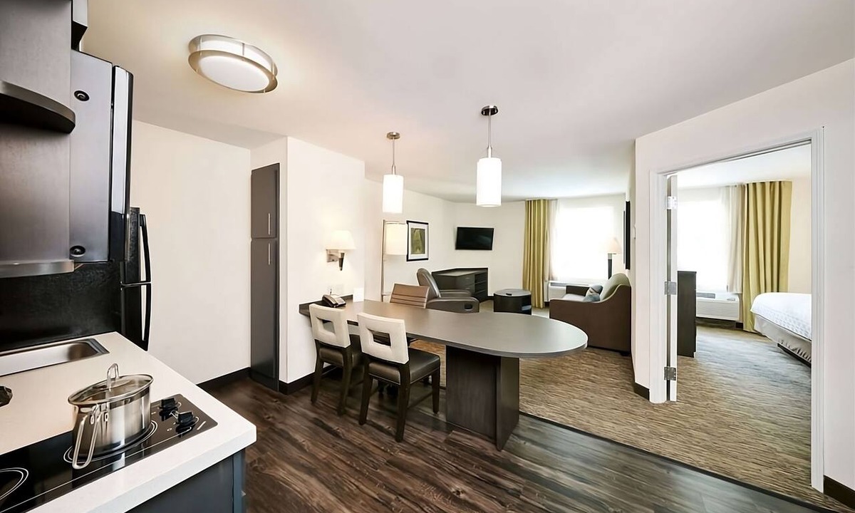 Mount Laurel Hotel | Short Drive from Battleship New Jersey! Kitchen, FREE Parking, Pets Allowed!