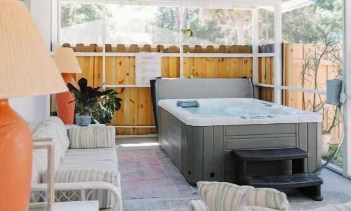 Palmer Ranch House | Siesta Key Hot Tub Cottage, Sleeps 6. Kid Friendly