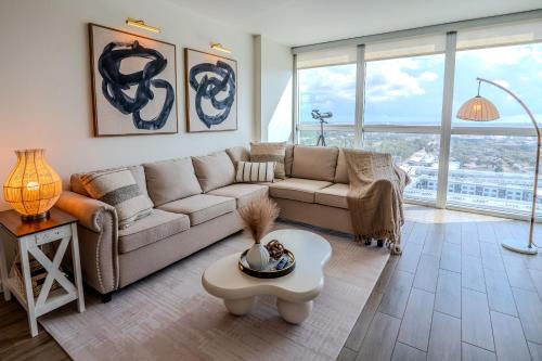 Fort Myers River District Apartment | Skyline Serenity City Views, Pool, Hot Tub & Gym