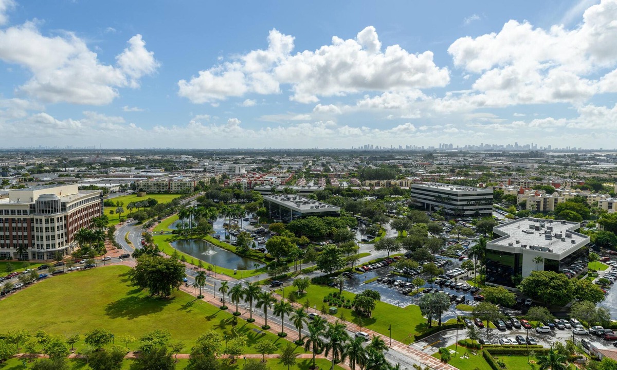 Doral Condo | Sleek Doral Escape: Spacious Chic