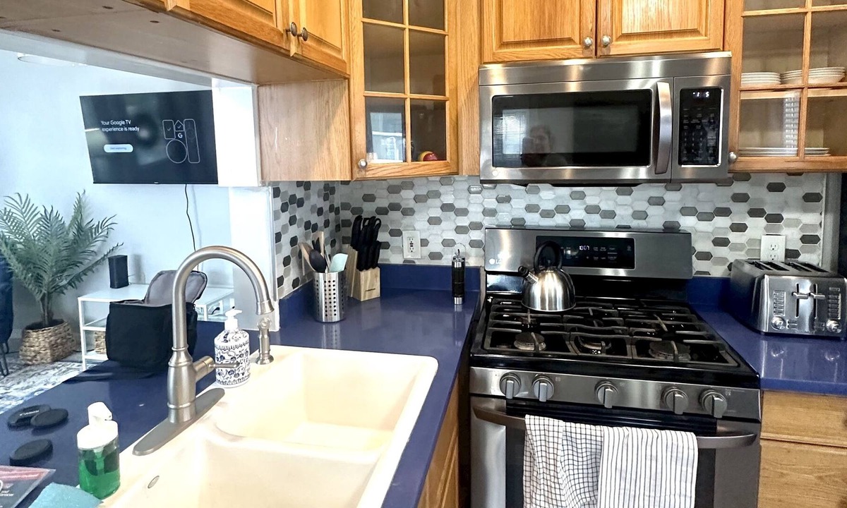 St. Petersburg Cottage | Sleeps 8, King Bed, 2 Full Beds, 2 50' HDTVs, 5min walk downtown , 10min beach