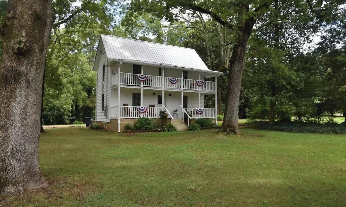 Demorest House | Small 1897 Farm House, super cozy on two acres