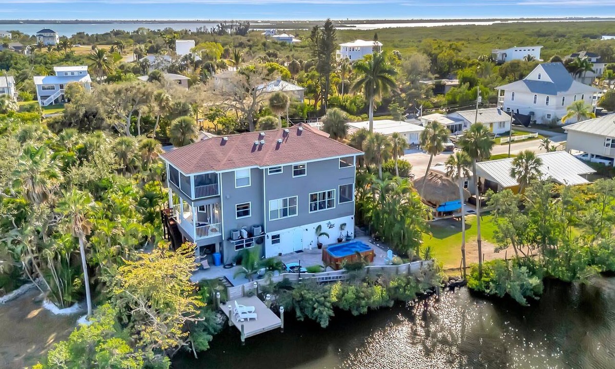 Palmetto House | Soak in the Hot Tub Waterfront! Kayak off the dock