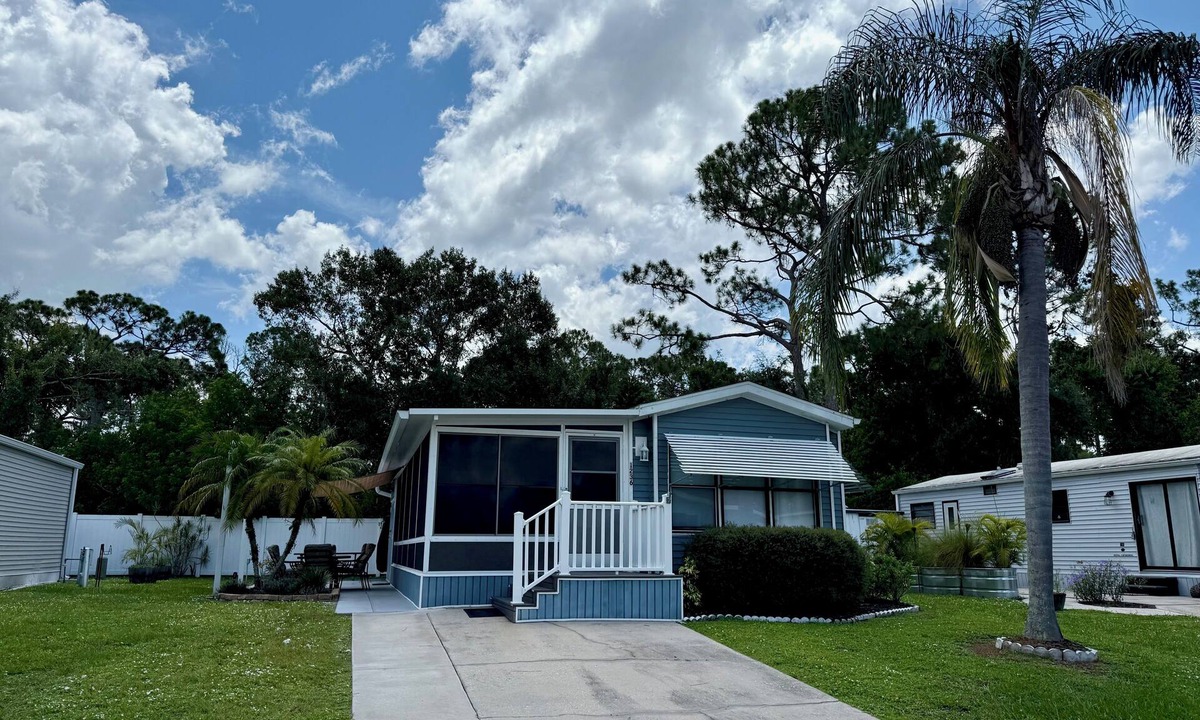 Braden River House | Spacious 1-bedroom bungalow in Sarasota with AC, resort amenities included.
