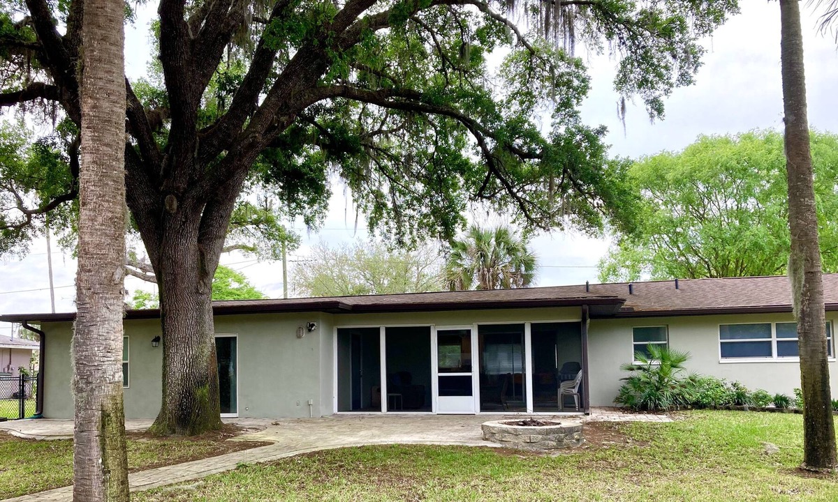 Indian Waters House | SPACIOUS 4 BEDROOM WATER FRONT HOME WITH BOAT LIFT