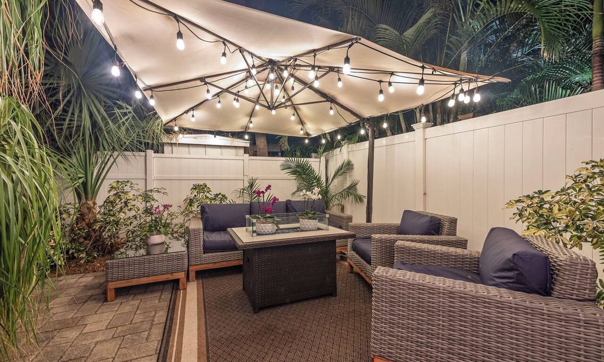 Historic Old Northeast House | Spacious 4-bedroom in Beautiful Downtown St Petersburg with AC, Billiards & BBQ