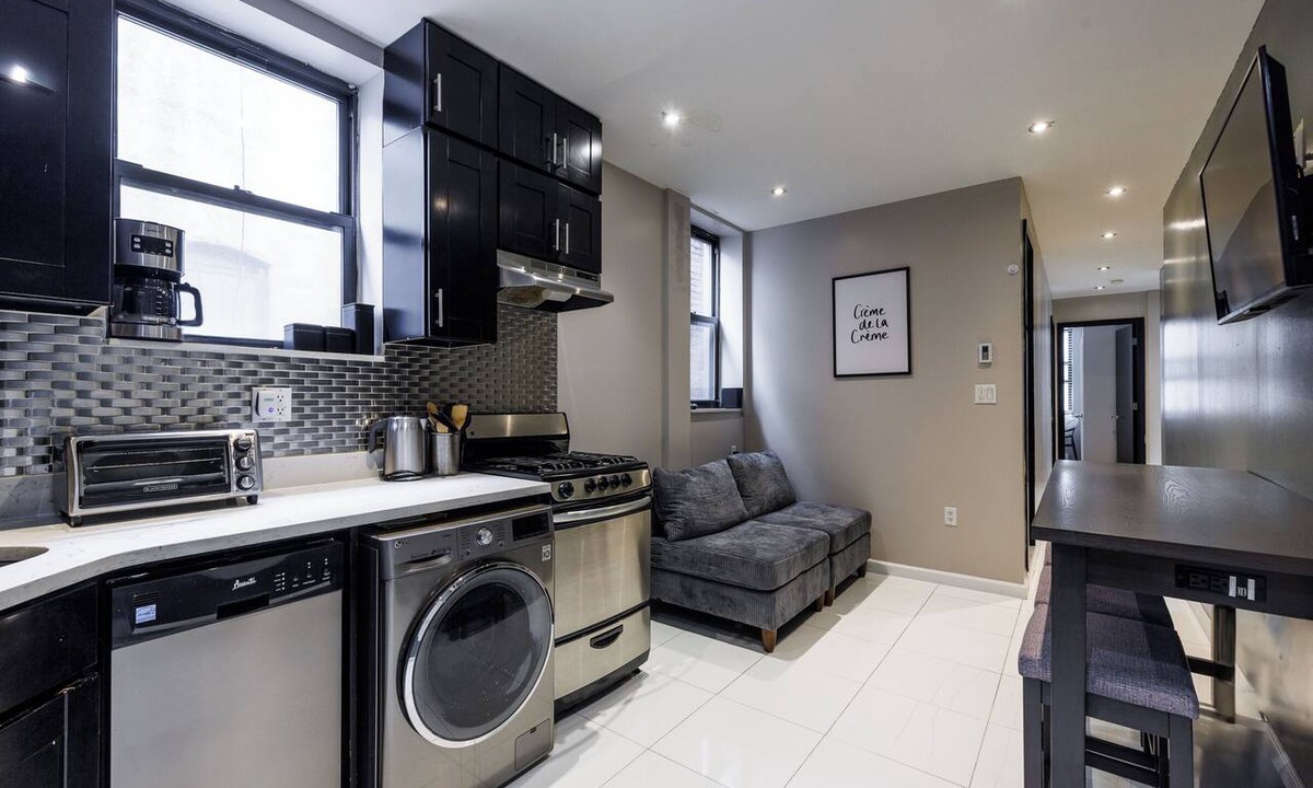 Manhattan Valley Apartment | Spacious 4-bedroom apartment in tranquil New York with AC