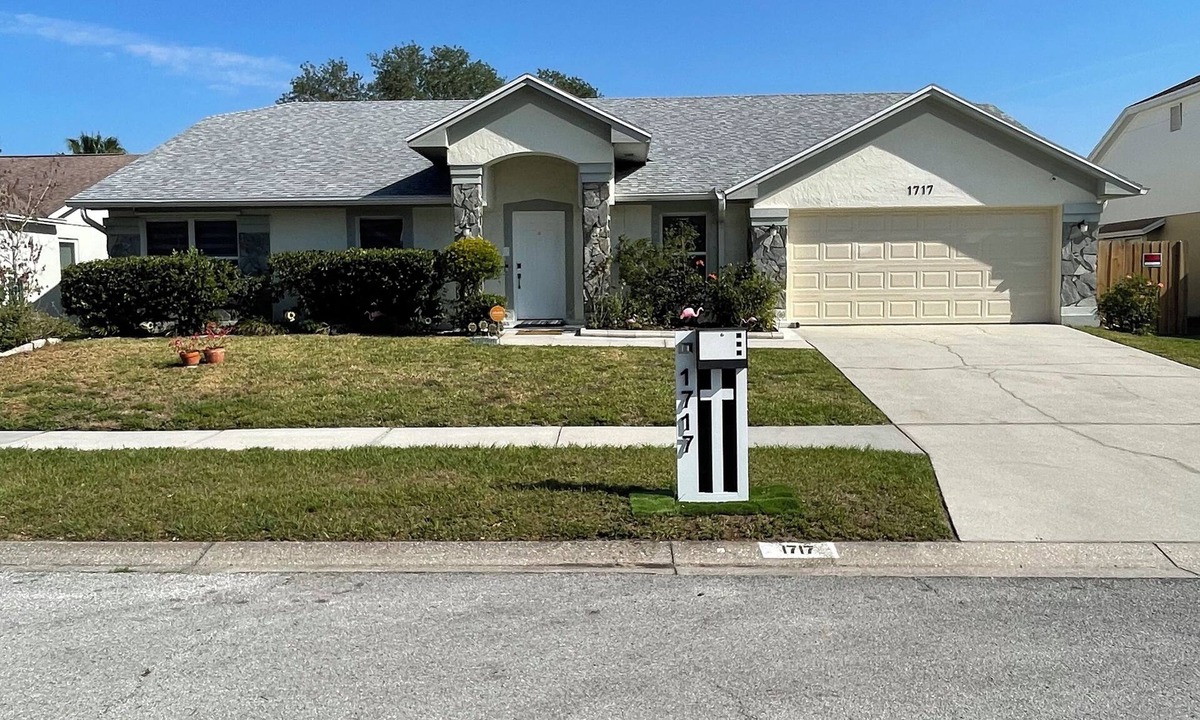 Providence Lakes House | Spacious 5 bedroom home with WiFi and air conditioning in charming Brandon.