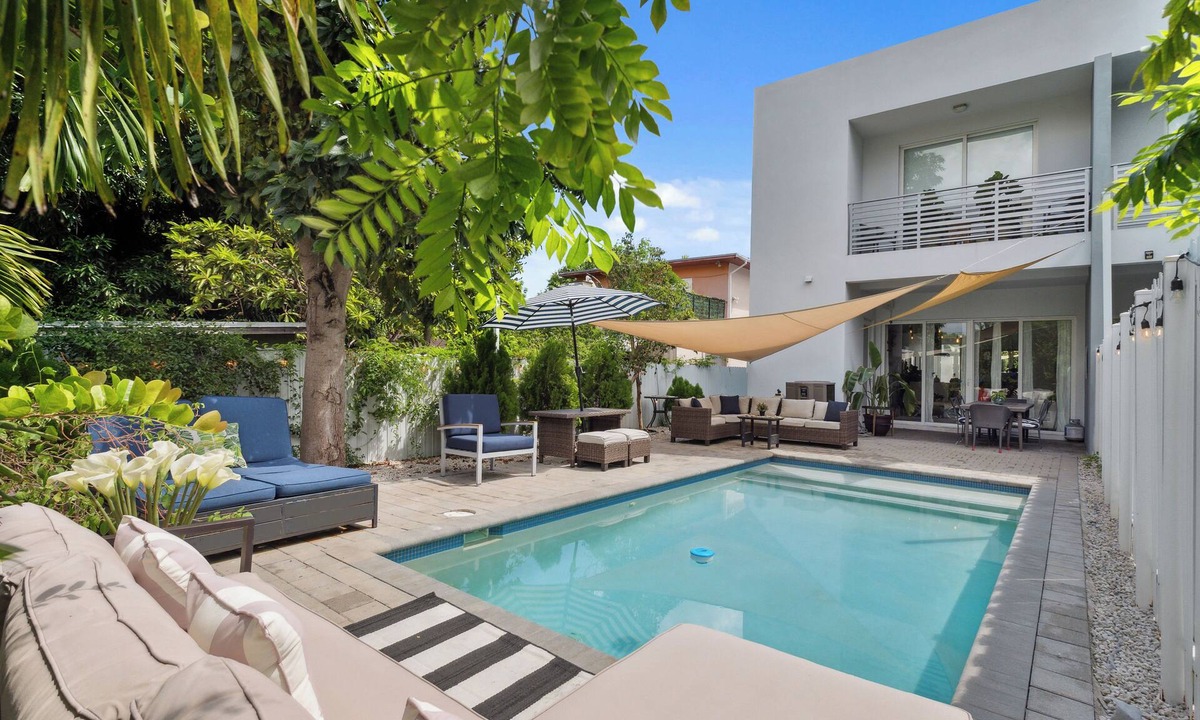 Coral Way House | Spacious 5-bedroom house Best Location