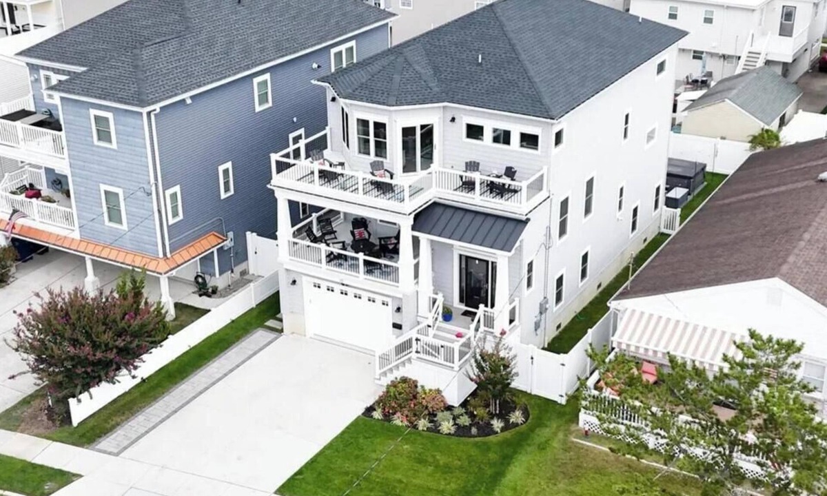 Brigantine House | Spacious 6-bedroom house in Brigantine with Elevator, 1 1/2 blocks to Beach.