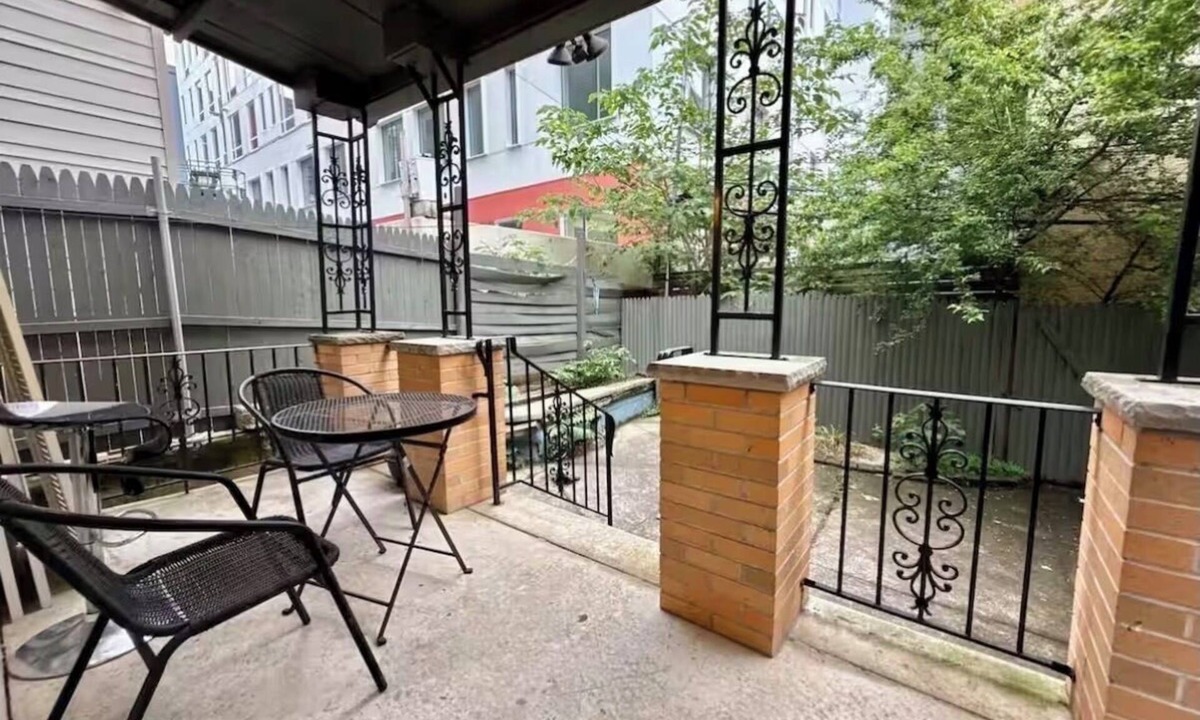 Spruce Hill House | Spacious 7-bedroom house in university city Philadelphia with AC