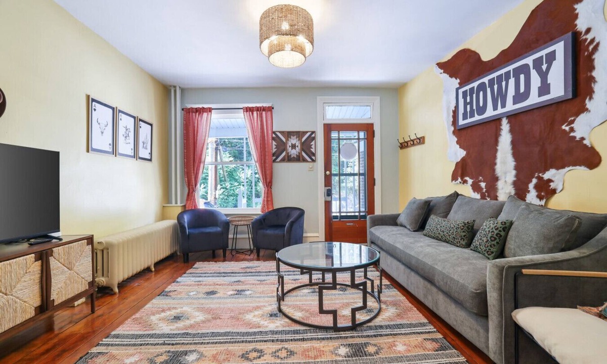 Ashfield House | Spacious Broadway Home Downtown Western Modern Charm