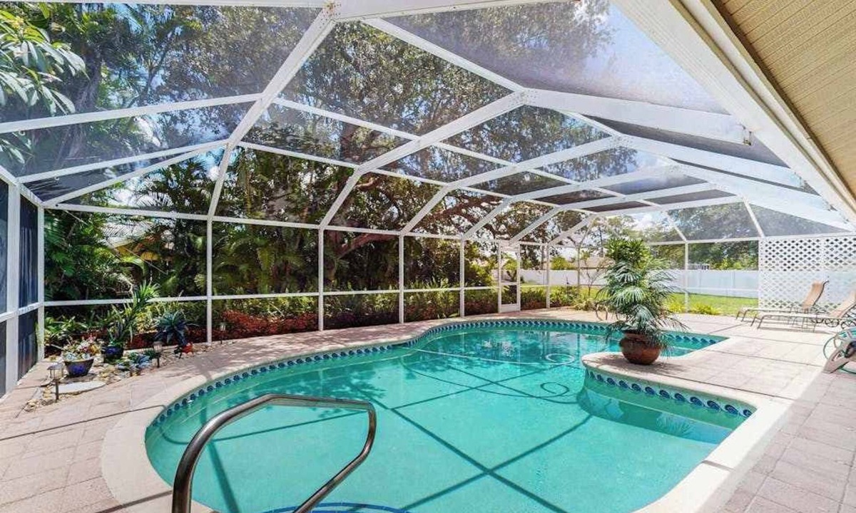 Biggar House | Spacious home with heated pool, WiFi, washer & dryer, and lanai