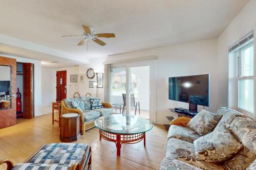 Vilano Beach House | Spacious Seaside Cottage w/Sunroom – 1-Minute Walk to Vilano Beach
