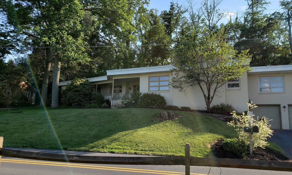 Dillsburg House | Spacious Two Bedroom House with Golf Course Views