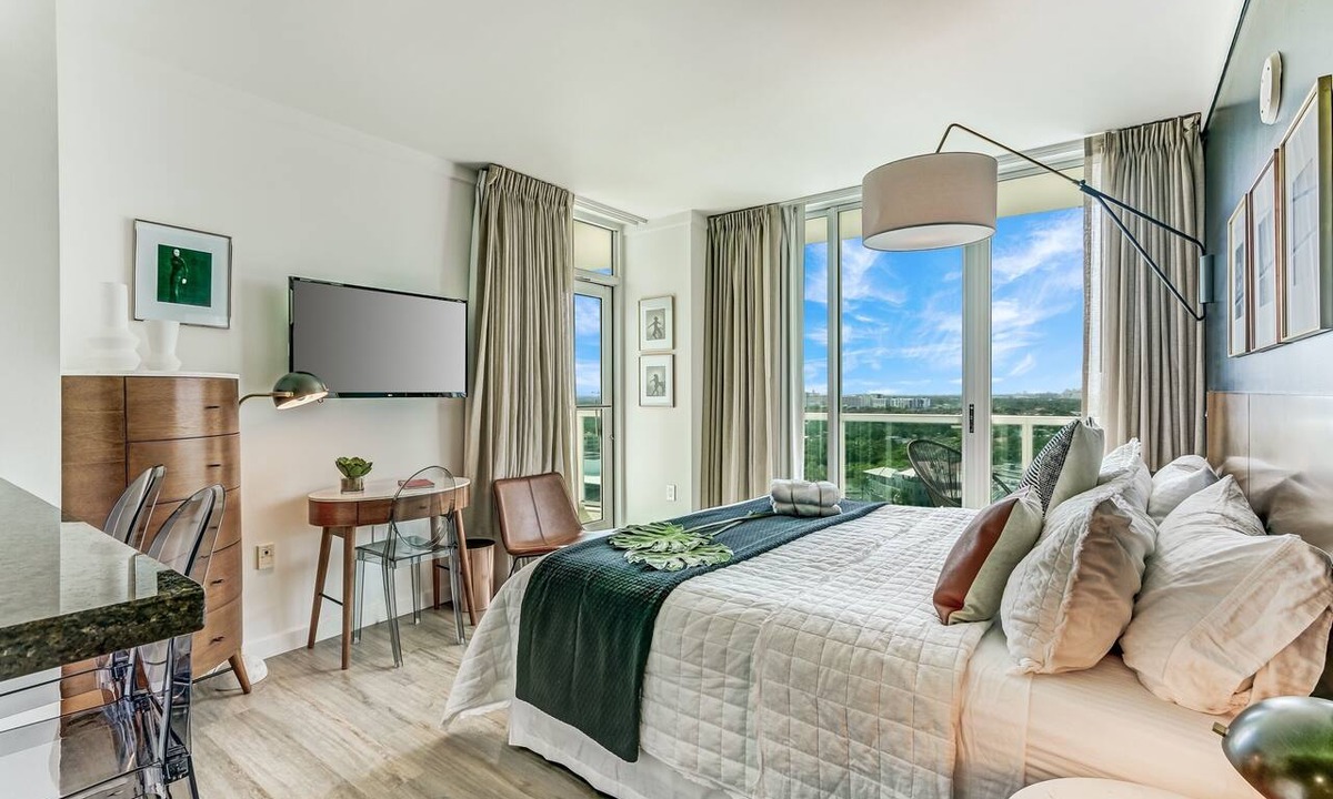Coconut Grove Apartment | Spectacular Corner Deluxe Studio Free Park & Pool