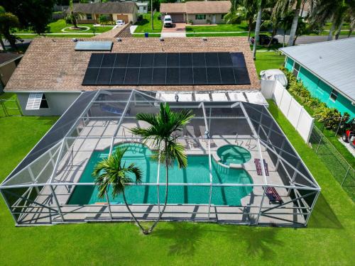 Royal Palm Beach Villa | Splash & Relax Games WiFi BBQ Fire Pit Boat Lake