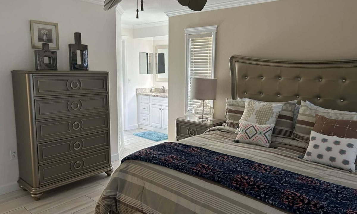 Sarasota Villa | SPRING SPECIAL! 2/2 BEAUTIFUL VILLA! 2 BR, 2 BA, Heated pool and Jacuzzi! WiFi