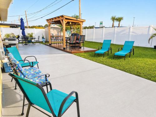 Kenneth City House | St Pete 3BR Home Sleeps 6 Huge Private Backyard BBQ Gazebo 15 Min to Beach