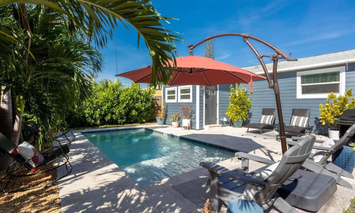 St. Petersburg House | ST Urban Oasis heated pool