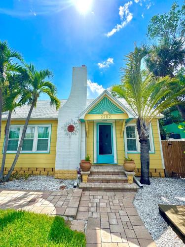 Pass-a-Grille Apartment | Steps 2 Beach- Cottage wking bd 2bikes parking