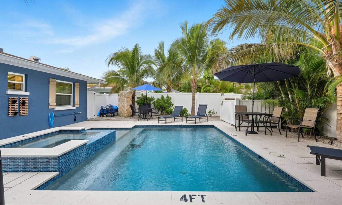 Ilexhurst House | Steps to Beach Access|Heated Pool + Spa|Direct Pool access
