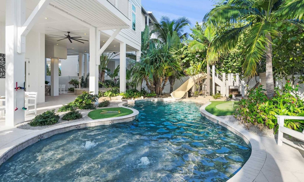 Siesta Key House | Steps to Beach/Pool w/Slide and Chipping Green