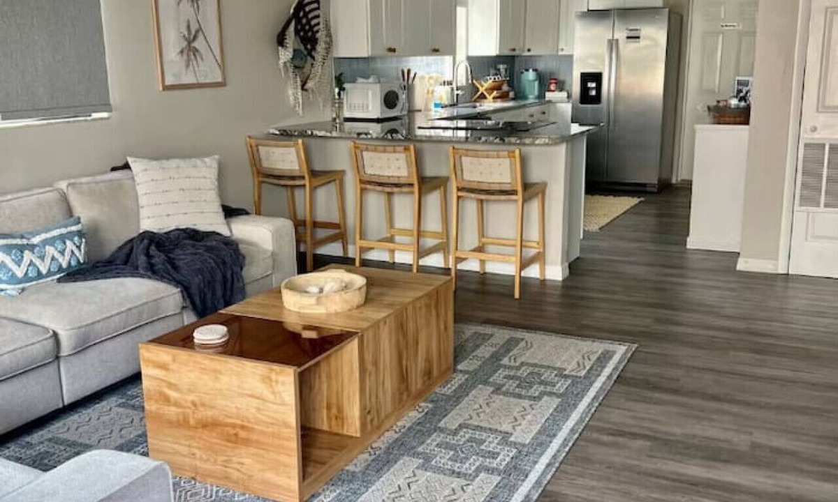 Palm Harbor House | Steps to Downtown, Dinner & Live Music