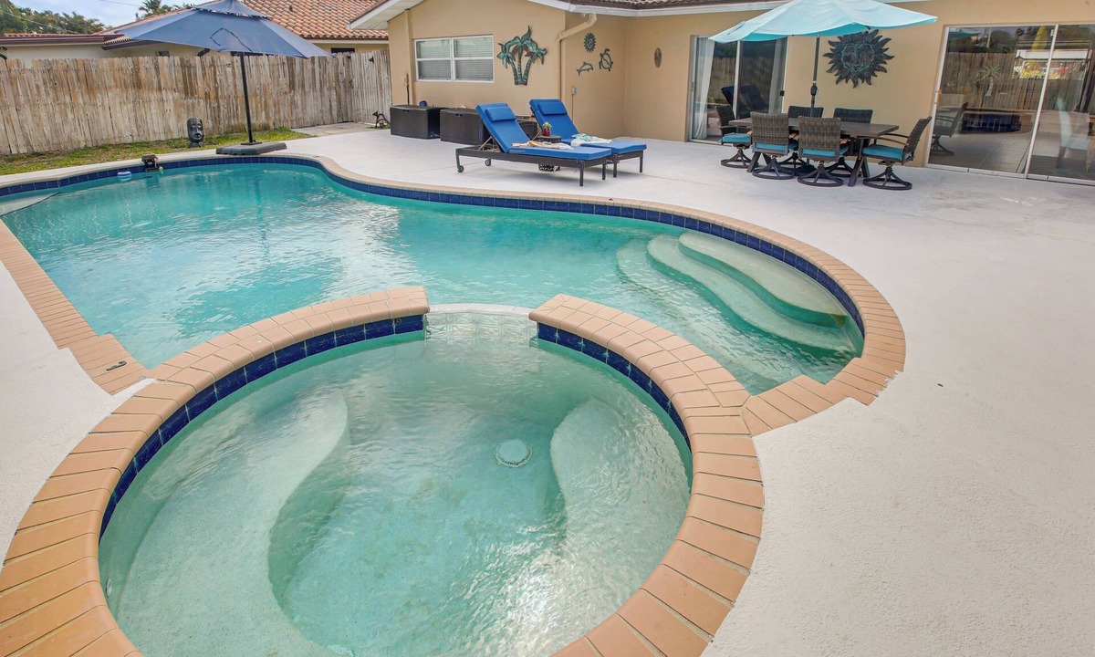 Singer Island House | Steps to Sand! Singer Island Getaway w/Bikes