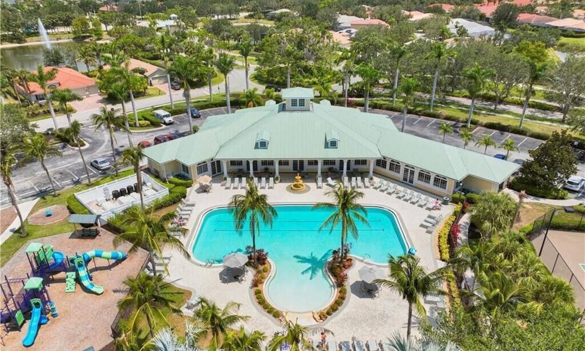 Fort Myers House | STUNNING 4BR Oasis w Pool/Spa, Gym, PickleBall - Walk to bars/cafes! 5 Min to DT